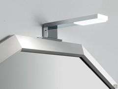 LED-Strahler im minimalistischen Stil - Detail des Spiegelrahmens aus satiniertem Aluminium