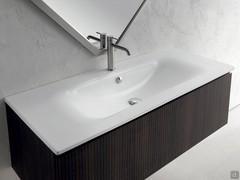 Zentrale Mauritius-Badewanne auf 105 cm Sockel mit einer Schublade h.37,5