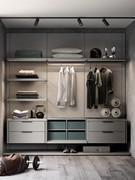 Eleganter begehbarer Kleiderschrank mit Wandpaneelen Bliss Player