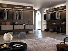 Begehbarer Kleiderschrank Horizon Lounge mit Holzpaneelen und lackierten Hängeschubladen