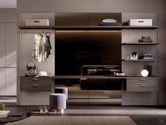 Der begehbare Kleiderschrank Horizon Lounge LED mit zentralen Spiegelrückseiten. Erhältlich in transparenter, bronzefarbener oder geräucherter Ausführung