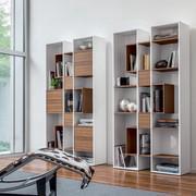 Paar von Abaco modularen Design-Bücherregalen in Weiß mit Zubehör aus Canaletto Nußbaum