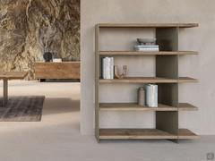 Bücherregal Althea im Industriestil mit Einlegeböden aus natürlichem säkularen Holz und lackierten Metallstützen