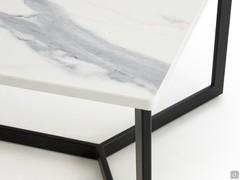 Detailbild der Platte aus Calacatta HPL Laminat und des Metallgestells