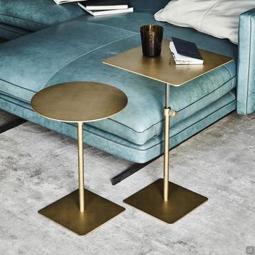 Step von Cattelan, Couchtisch an der Seite des Sofas aus Metall goldfarben