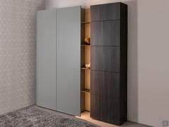 Plan 37 Flurschrank mit Schuhablage und Garderobe - links die platinmatt lackierten Garderobenmodule, rechts die Schuhablage aus Melaminharzbeschichtung eukalipto fossil Holzoptik 