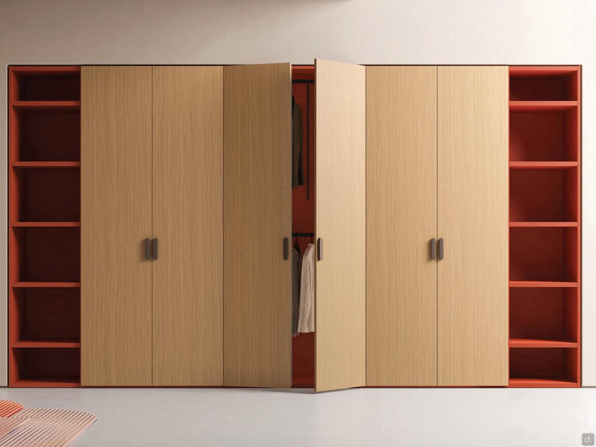 Moderner Kleiderschrank mit Focus Wide Drehtüren, hier mit Fashion Wood Furnier außen und matt lackierter Innenseite, kombiniert mit zwei Wide Seitliche Bücherschränke