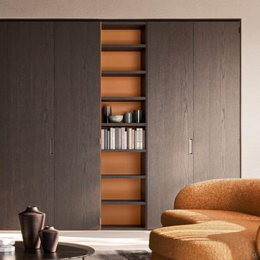 Kleiderschrank mit eingebautem, Wide Bücherregal - Ausführung in Fashion-Wood Eichenholz mit kontrastierender, matt lackierter Rückwand in Coccio