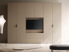 Schrank mit TV Wide Modul kombiniert mit zwei Focus Wide Seitenmodulen mit Savoir Griff