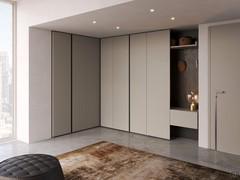 Schrank mit Eckelement und Eingangsabschlusselement, alles in Lack Arena matt, mit Rückwand in Modeholz anthrazit essence