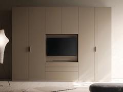 Zwei Focus Wide Scharniermodule, die an den Seiten eines Wide TV-Elements angebracht sind und einen klassischen Kleiderschrank mit zentralem Fernseher, Türen und Schubladen bilden