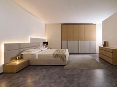 Schlafzimmer mit Ocean Wide-Drehschrank, Mason-Bettgruppe und Freeport-Bett mit matt lackierter Verkleidung