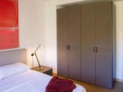 4-türiger Kleiderschrank für das Schlafzimmer. Türen gepolstert mit Ecovintage-Kunstleder Nube 09