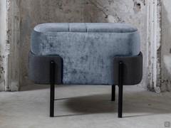 Designer Hocker Just in hellblauem Samt mit schwarzer Struktur