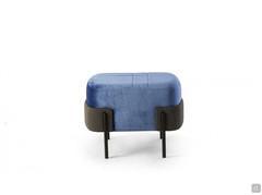 Designer Hocker Just in hellblauem Samt mit schwarzer Struktur