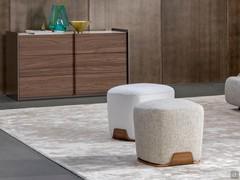 Quadratischer Hocker für das Schlafzimmer Olos von Bonaldo, mit Stoff- oder Lederbezug und Holzsockel in zwei Farben