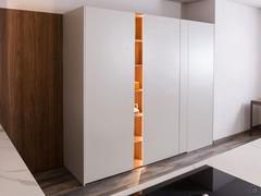 Hochschrank mit Kühlschrank, offenem Fach und Flip-Hochschrank mit verstecktem Backofen