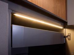 Detail des Unterschrank mit Schublade und integrierter LED-Beleuchtung