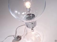 Detailbild von Edi Lampe mit beiden eingeschalteten Lampenschirmen