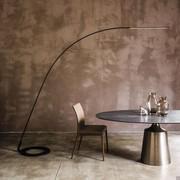 Lampo Bogenlampe aus Metall im schlichten Design von Cattelan 