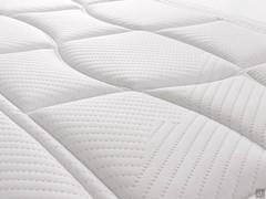 Detail des Compact-Bezugs in Soft White, einem hypoallergenen und atmungsaktiven Stoff