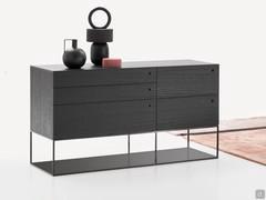 Sideboard aus Fashion-Holz mit Metallsockel und unterer Ablage in Mokka-Glanz