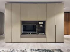 Wide Schrank für den TV-Auslass in glattem Juta-Furnier und Material-optik Concrete Bronze-Furnier ( seitliches Bücherregal auf der linken Seite nicht enthalten )