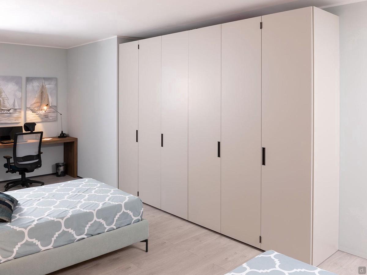 Lackierter Kleiderschrank mit Flügeltüren Driver Wide Outlet geschlossen, mit Kompassscharnieren in Moka Shine Finish