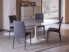 Saarinen Outlet elliptischer Tisch mit Platte aus weißem Carrara-Marmor und Fuß aus glänzend weiß lackiertem Aluminium