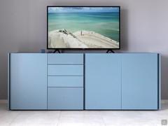 TV-Sideboard mit Ablagefächern, Schubladen und Ablagekorb.