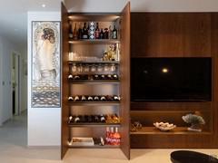 Wohnwand Lounge mit Barschrank ausgestattet. Regale, Glas- und Flaschenregale.