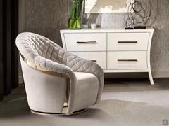 Eleganter Sessel Portofino mit gestepptem Bezug und Metalldetails in Gold