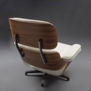 Eames weißer Ledersessel mit Struktur in Palisander