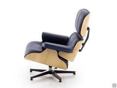 Seitenansicht des Sessels Eames in Anilinleder 77441 und Holzessenz Nussbaum blond