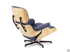 Ansicht von hinten des Sessels Eames in Holzessenz Nussbaum blond 