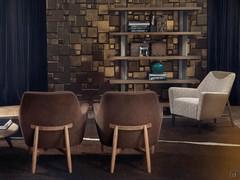 Lynn ein- und zweifarbige Lounge-Sessel mit Holzgestell