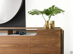 Detail einer Sideboard-Kommode mit offenem Fach und Glasplatte