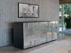 Sideboard Lima in der speziellen Chromausführung "Aluminium", handgeschmiedet aus dünnem Metall, mit einer Struktur, die immer in mokkagebeiztem Lärchenholz angeboten wird.