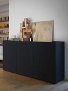 Sideboard aus Holz mit dreidimensionalen Fado-Elementen in mattschwarzem Lack