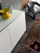 Detailbild von von Start Sideboard, mit Fronten in matt offenporigem Lack und Glasabdeckplatte