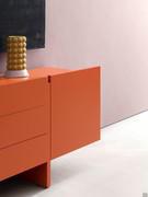 Modernes, matt lackiertes Sideboard Arrow in einem lebhaften Rotton. Das umfangreiche Musterkatalog mit Ausführungen ermöglicht es, Ihr  Sideboard mit der Kombination von Materialien und Farben zu kreieren, die Ihren Bedürfnissen am besten entspricht.