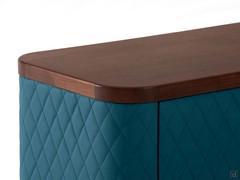 Detail der Holzplatte und der Steppung des Sideboards Tiffany