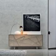 Chiba Designer Sideboard aus Massivholz mit Metallfüßen. Stahl lackierte Einsätze auf der Front