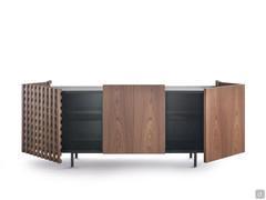 Das moderne Sideboard Astor mit Gittertür hat eine eigentümliche winklige Öffnung der Seitentüren, die auf dem Foto deutlich zu sehen ist