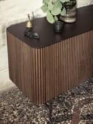 Elegantes Sideboard aus Savannah-Esche mit lackierter Metallplatte