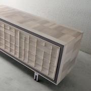 Detail des Sideboards Keita mit geometrisch gemusterter Tür aus naturgrauem Nussbaumholz