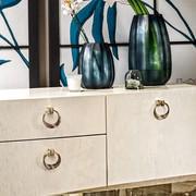 Detail der Fronten und Griffe des Sideboards Voyage