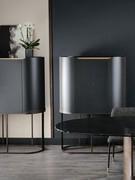 Zwei hohe Highboards Oasi von Cantori aus schwarz lackiertem Holz mit bronzefarbenen Metalldetails