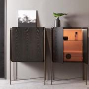 Moderne zweitürige Highboard von Cantori Shanghai mit hohen schmiedeeisernen Füßen.