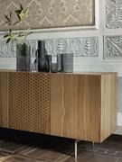 Abstraktes modernes Sideboard aus Holz und Metall mit lackiertem Metallsockel